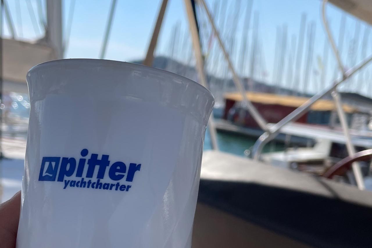 pitter-yachtcharter-kaffe-an-bord.jpg