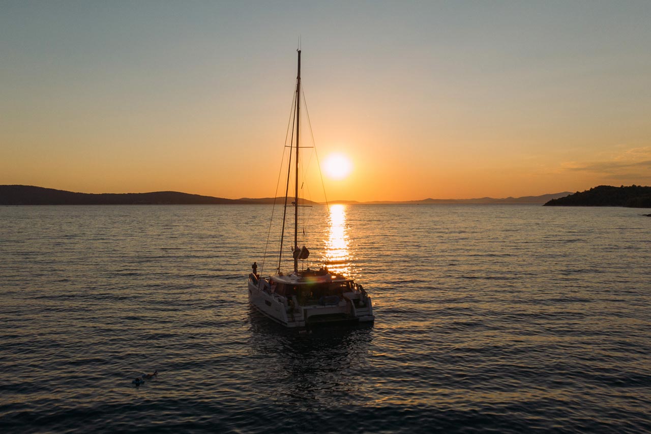 pitter-yachtcharter-segeltoern-mit-grosser-freundesrunde-katamaran-sonnenuntergang.jpg