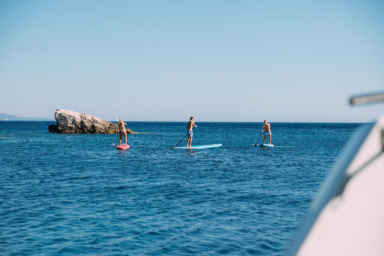 pitter-yachtcharter-segeltoern-mit-grosser-freundesrunde-katamaran-spaß-am-sup.jpg