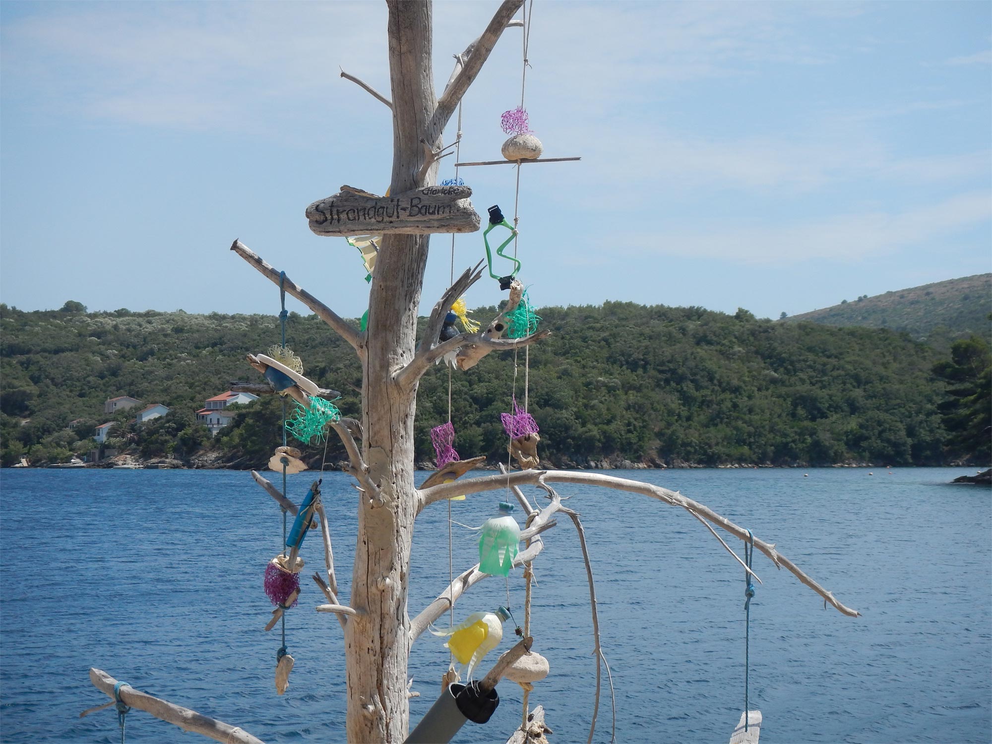 Beach cleaning and handicrafts with flotsam
