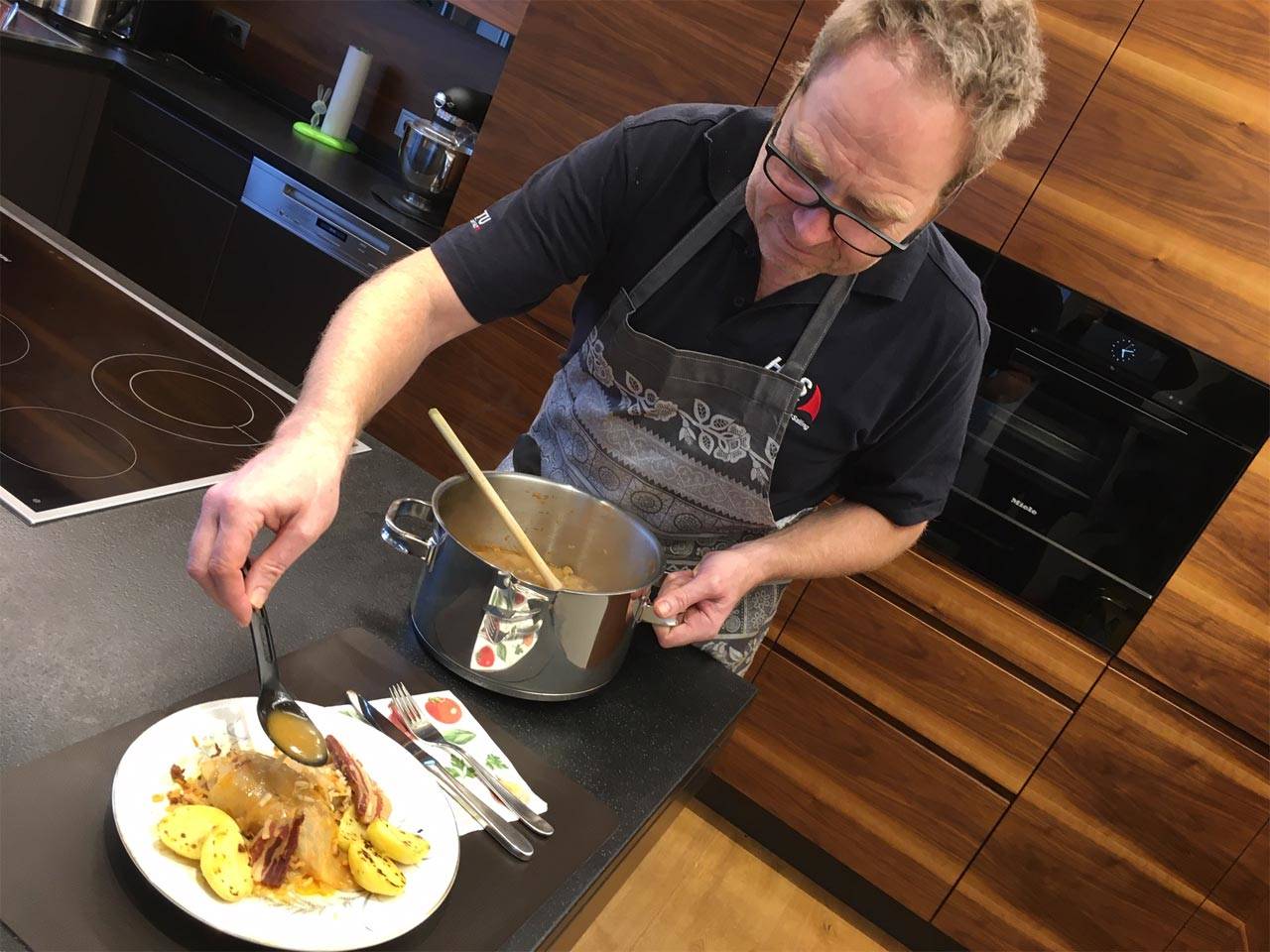 Klaus Pitter cooks Sarma cabbage rolls