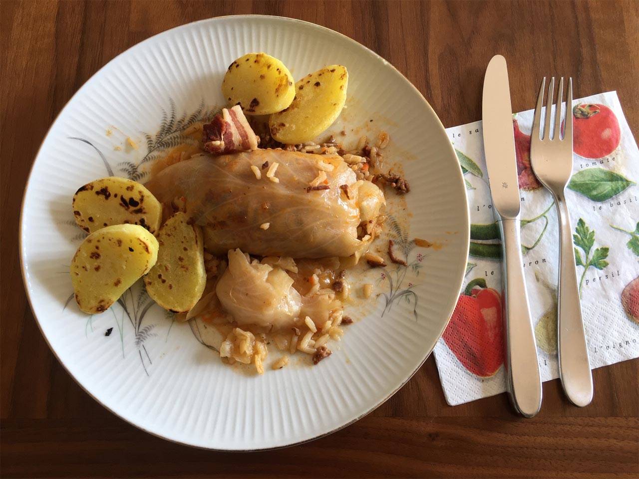 Sarma Krautrouladen serviert mit Kartoffeln