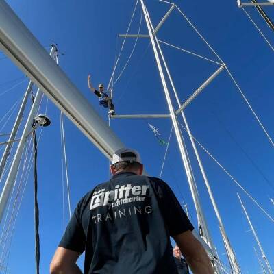 Durchführung von Arbeiten am Mast.