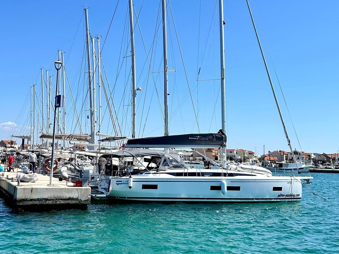 Molo per noleggio yacht Pitter Marina Hramina.