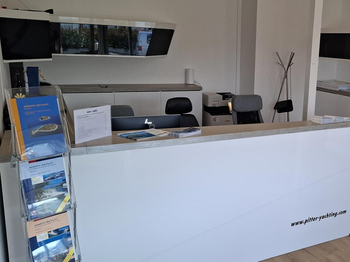 L'ufficio di Pitter Yachtcharter Marina Hramina visto dall'interno.