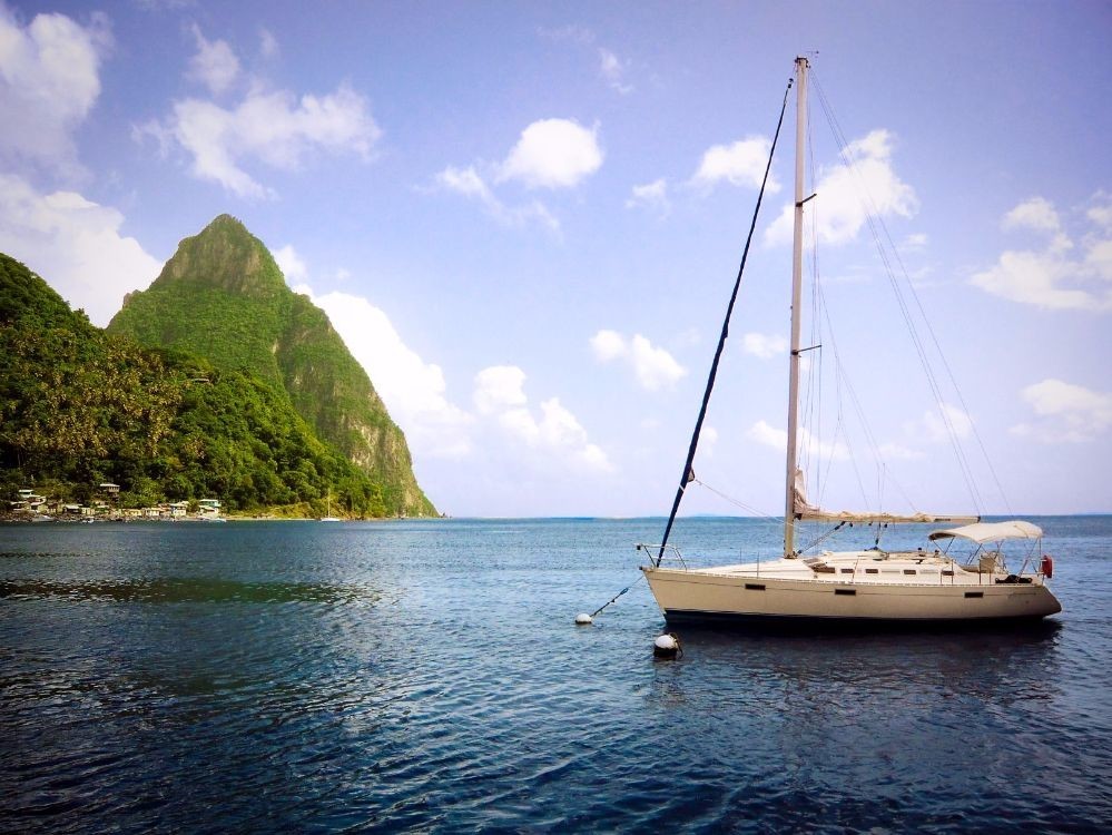 Segeltörn mit einer Yacht oder einem Katamaran in der Karibik