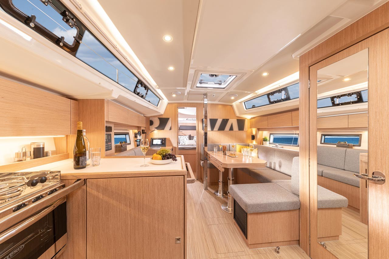 Foto del catalogo / La Bavaria C38 dispone di una cucina spaziosa con zona pranzo