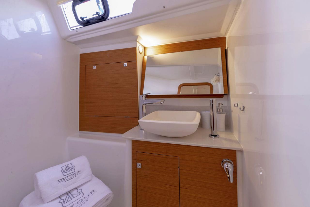 Ansprechendes Badezimmer mit Fenster auf der Segelyacht Dufour 390