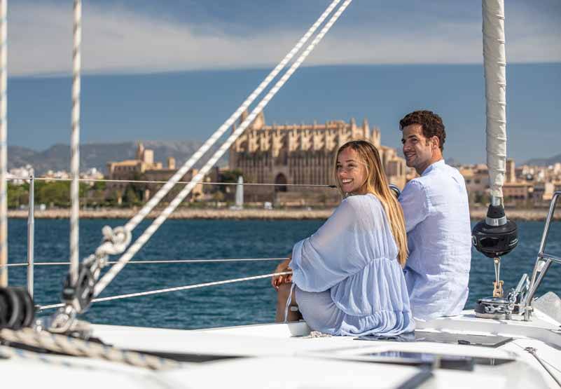 Paar auf einer Bavaria Segelyacht vor Mallorca