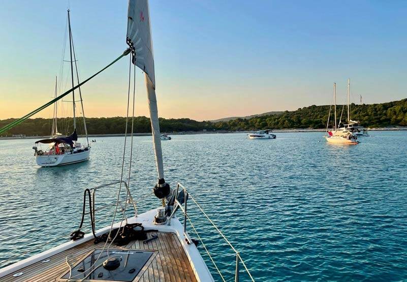 Segelyacht liegt in einer ruhigen Bucht.