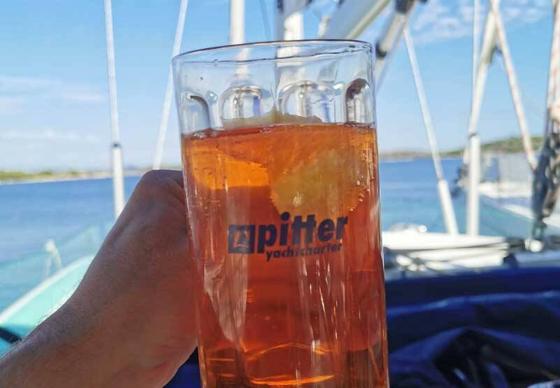 Godersi una bevanda fresca a bordo.