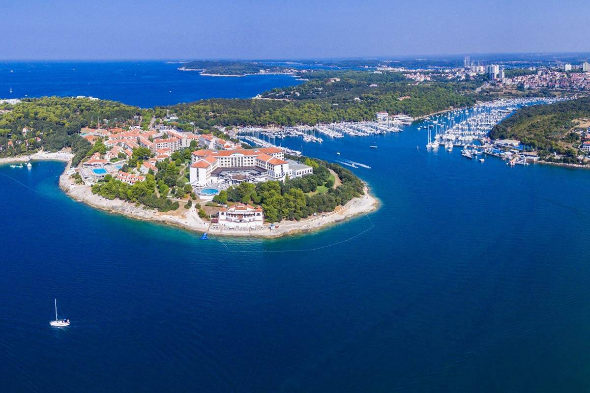 Blick auf den Hafen und die Stadt Pula.