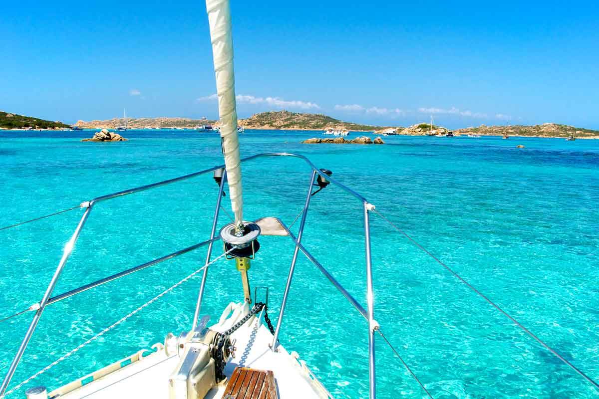 Segelboot in Sardinien.