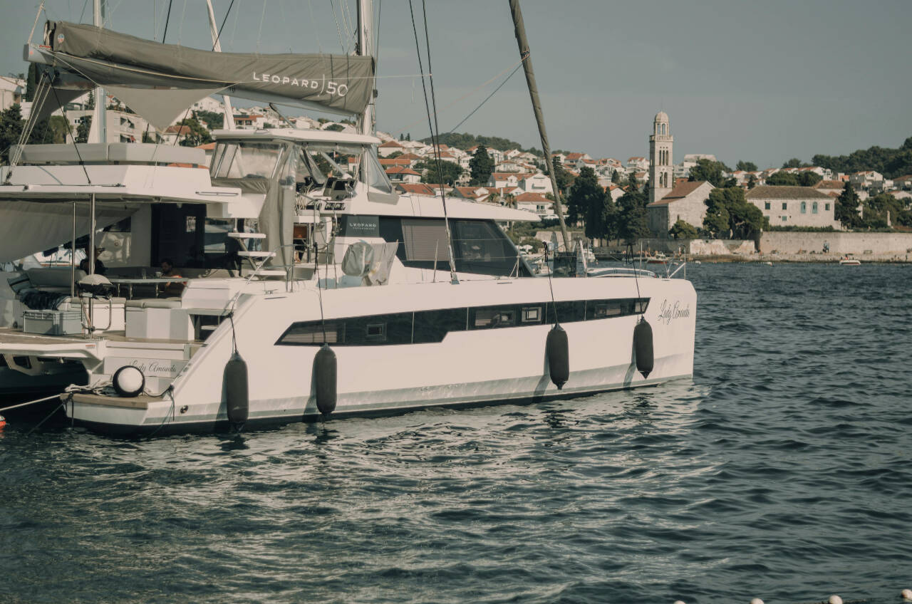 Leopard 50 Catamarano Ormeggiato nel Porto di Hvar, Croazia