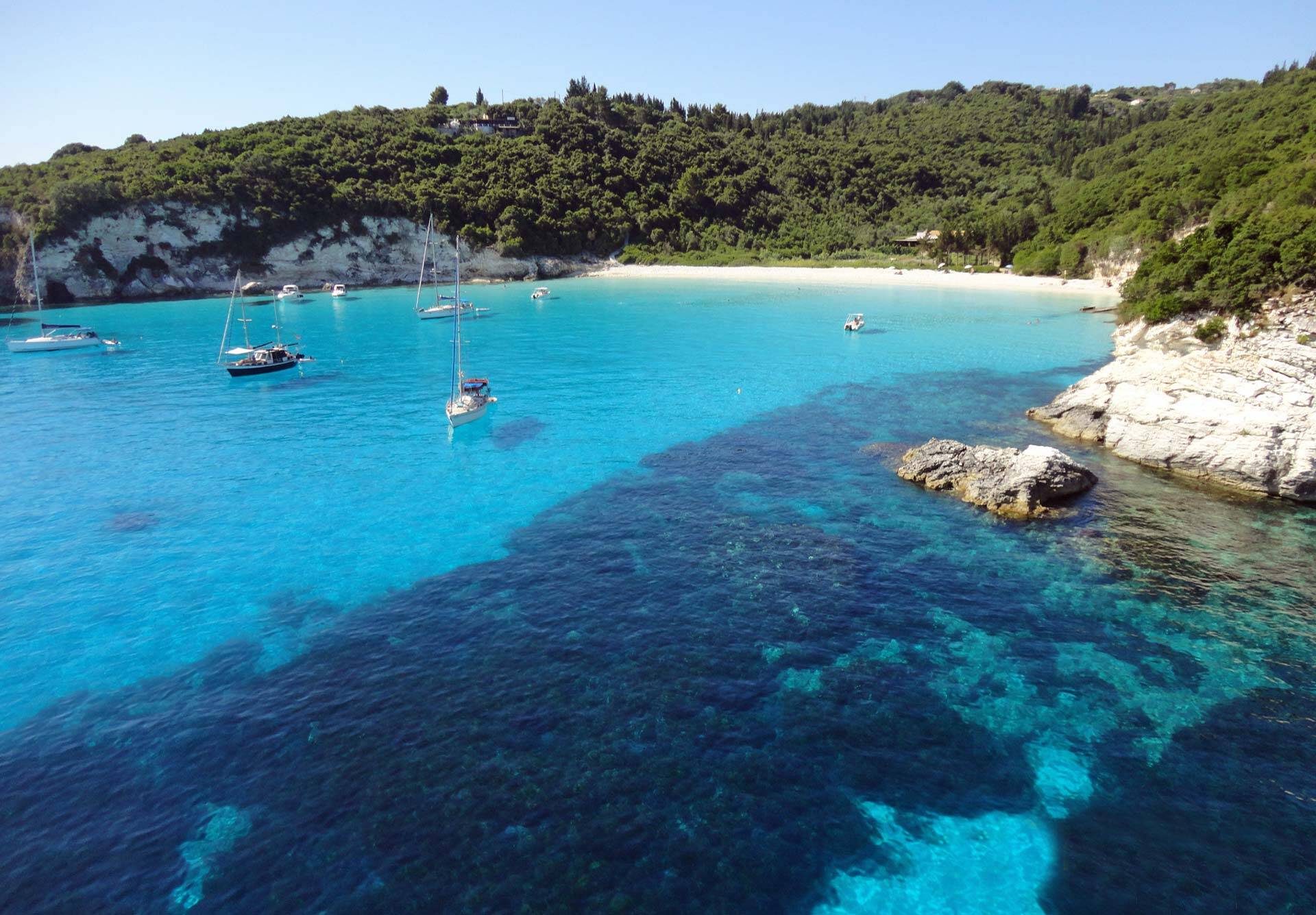 Dame mit Smartphone auf einem Boot.
